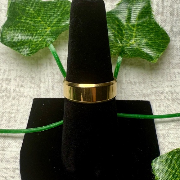 NWT Goldtone Stainless Steel Band Ring, Size 8 - Picture 2 of 4